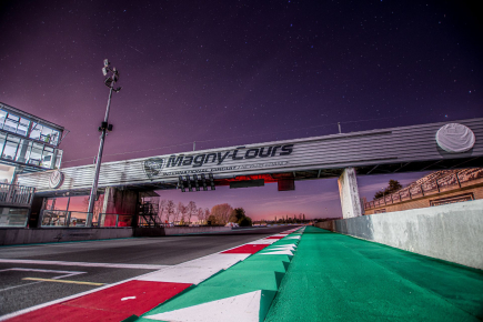 Photo de la ligne droite de nuit du circuit de Magny-Cours