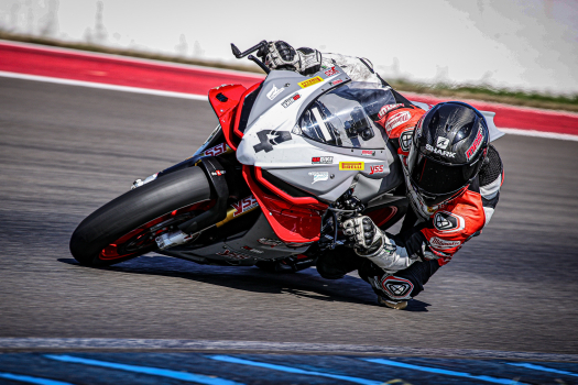 Photo d'un pilote MPS sur un virage du circuit de Nogaro