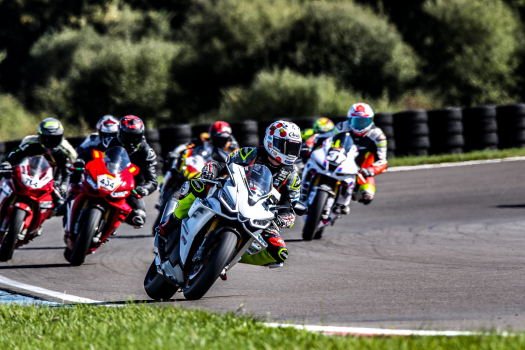 Photos de Pierre-Yves Bian, coach MPS, en action de le circuit de Nogaro