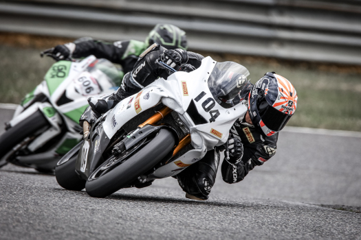 Photo moto dans un virage circuit Pau-Arnos avec MPS